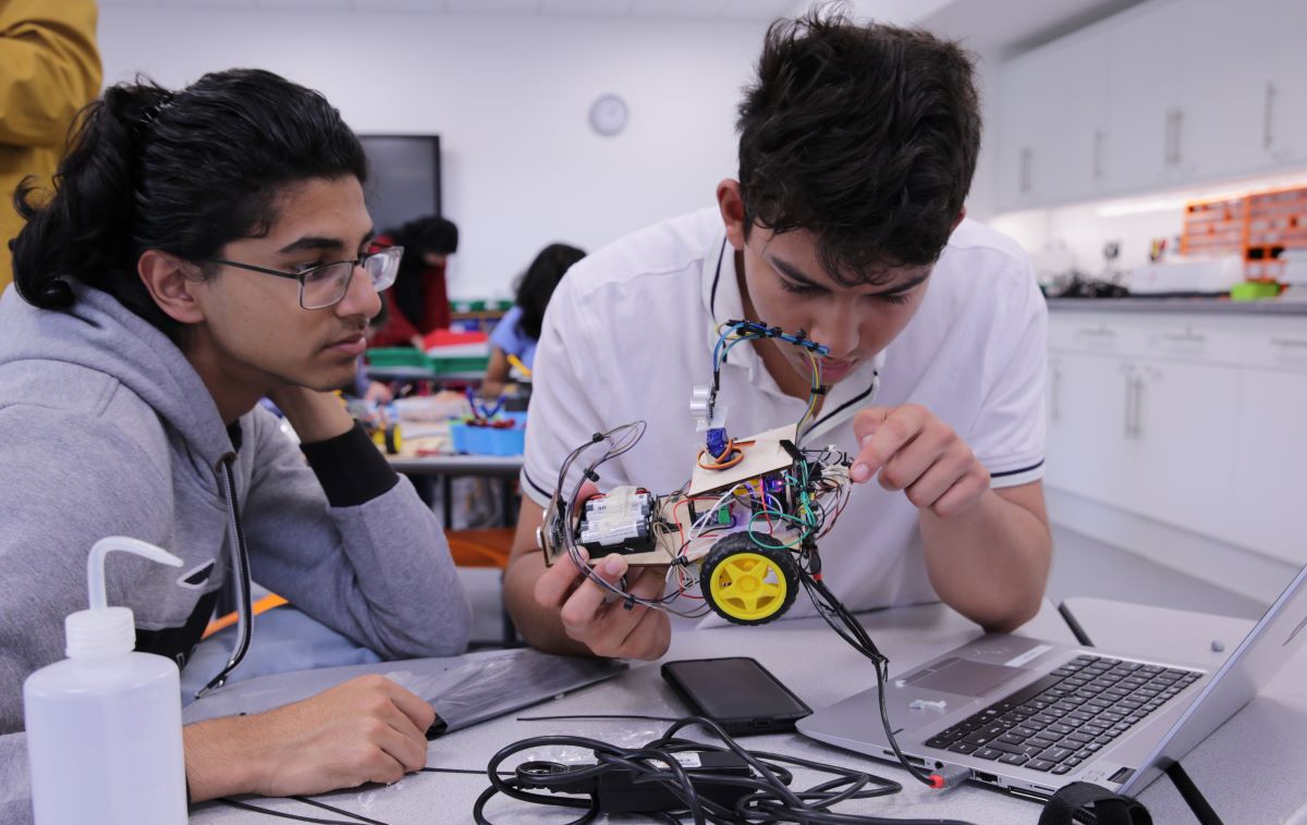 scienceoxford's tweet photo. It's been an amazing two weeks of the #STEMSummerExperience, with a fantastic group of young people! We look forward to seeing your finished robots! #friendship #coding #robotics #microbit #STEMskills #STEMcareers https://t.co/3Pn8FnDbF9