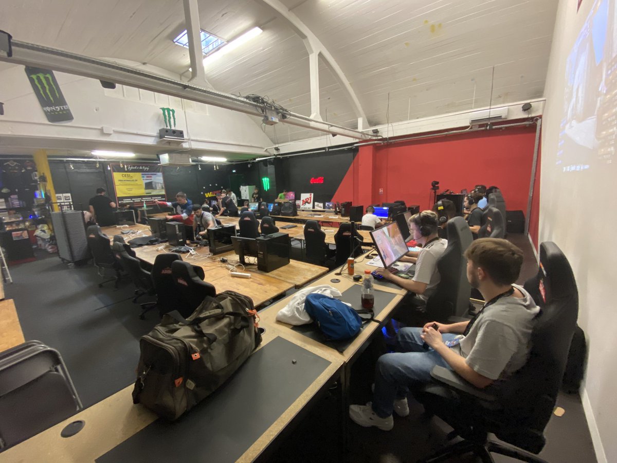 Arrivé à la <a href="/HopLanSXB/">Hoplan by AEA</a> 

On voit qui ? 😜