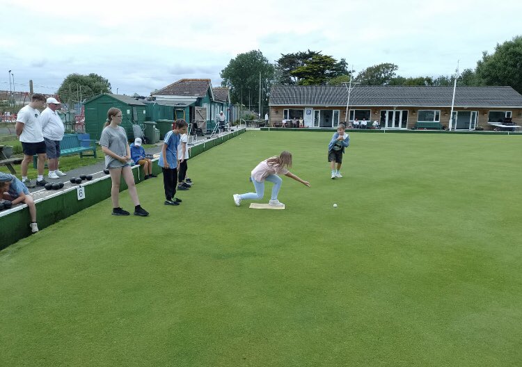 BayResilience's tweet photo. Our young people had a brilliant time at #Sandown #Bowls &amp; #Sports club today.
None had ever played or even thought about trying #LawnBowls &amp; now all want to return to have another go.
Thank you to brilliant coach, John &amp; the club.
#Intergenerational #BeActive #Bay #IsleofWight https://t.co/PaRTvn4dt4