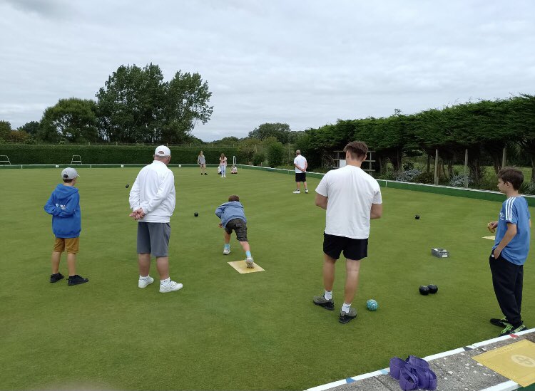 BayResilience's tweet photo. Our young people had a brilliant time at #Sandown #Bowls &amp; #Sports club today.
None had ever played or even thought about trying #LawnBowls &amp; now all want to return to have another go.
Thank you to brilliant coach, John &amp; the club.
#Intergenerational #BeActive #Bay #IsleofWight https://t.co/PaRTvn4dt4