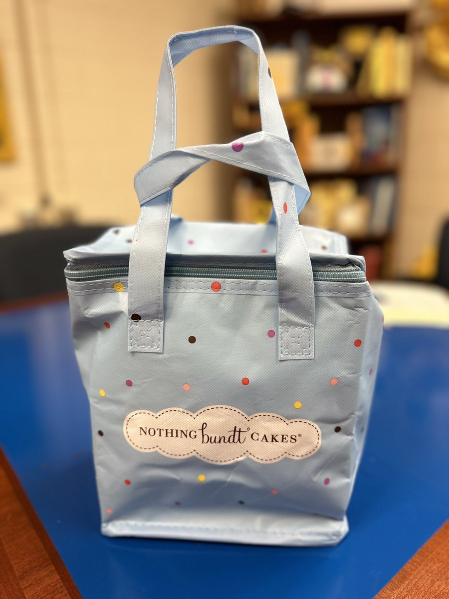 ORobinsonTaylor's tweet photo. …and then there was a knock at the door💙 Love my Mighty Mustangs and school community. Such a sweet surprise! #nnpsproud #charlesincharge #mightymightymustangs #sweetsurprise #fridaysarefabulous https://t.co/wzQJzuvncB