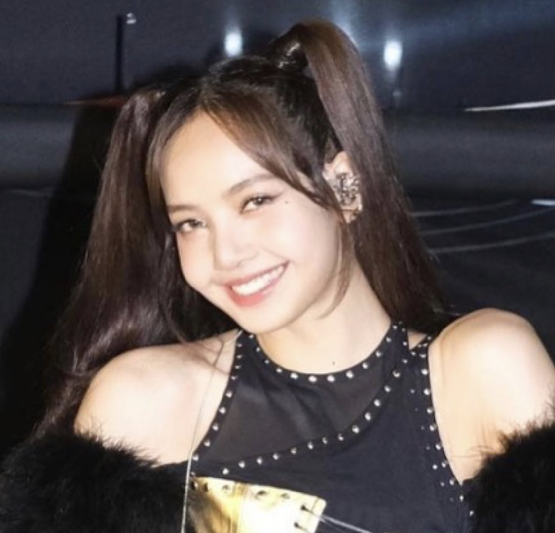 BLACKPINKCNTRAL's tweet photo. Bulgari CEO JC Babin update with #LISA 

“Hello Lisa, your smile is always refreshing and energising. We at @Bulgariofficial are so proud and happy to have you as our Brand Global Ambassador. See you soon after the holidays break. lalalalisa_m #LISAXBVLGARI  #lisaxbulgariserpenti75”

#블랙핑크 #리사 @BLACKPINK