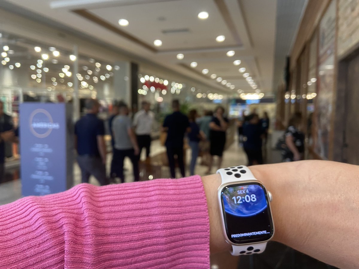 AngelaOua's tweet photo. @FronteraRest só pra avisar que no Américas Shopping tinham clientes aguardando a abertura desde às 11:30, porém, devido o atraso na abertura alguns deles foram a outro restaurante. Eu e + alguns. https://t.co/hQGosWEYVH