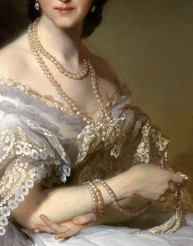 Tablolardaki inci detayları.