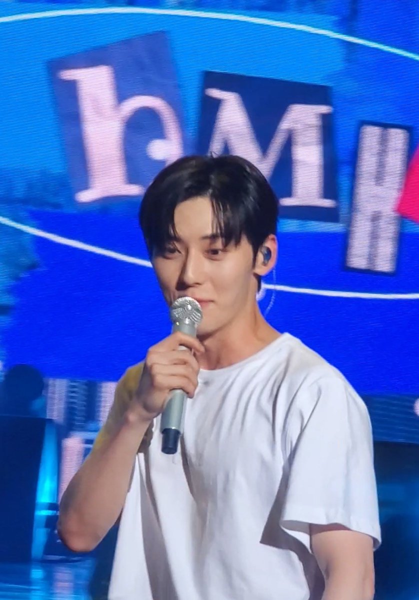 민현쿤 진짜 가까이서 오랜만에 봄
손흔들고 난리치느라 건진게 이거 밖에 없슴^^실물 어때요? 님 그냥 유니버스최강 잘생겼서여,, #황민현