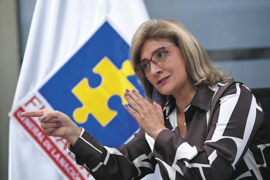 DonIzquierdo_'s tweet photo. 🚨 ATENCIÓN: Mucho OJO con la Vicefiscal Martha Mancera, ella fue designada el 06 de diciembre de 2021 por el mismísimo First General Francisco Barbosa como un "encargo temporal" para ocupar ese cargo. Ahora esa
funcionaria que era solo transitoria, maneja todo el poder de la Fiscalía y según fuentes dentro ella solo busca perpetuarse.

Recordemos que Martha Mancera es reconocida por sus grandes amistades con fiscales acusados de hacer favores judiciales a narcos en Cali, hasta investigaciones en curso por supuestamente recibir dinero a cambio de no hacer su trabajo como fiscal en Buenaventura. Según denuncia de @cuestion_p maneja un discreto perfil fuera de la Fiscalía, pero fuentes de alto nivel la describen como el poder real detrás de la entidad.

Esto lo tiene que saber el país. Ayudenme a que todos lo sepan. Vamos a difundir. #ViceFiscalGolpista