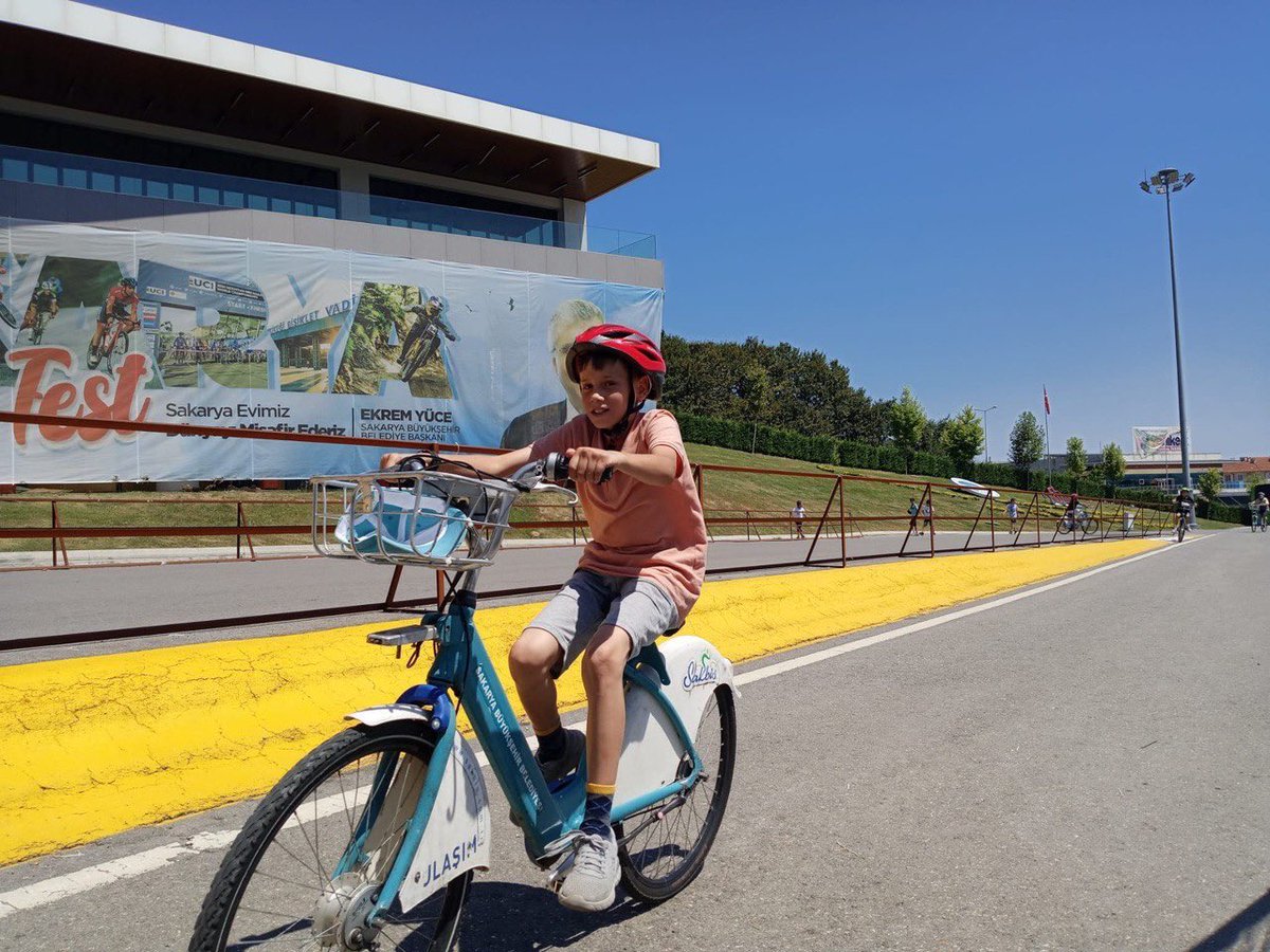 Minik öğrencilerimiz güvenli bisiklet sürmeyi ayçiçeği bisiklet vadisinde öğreniyor 🤩👏🏼🚴🏽🚴🏽‍♂️

#AvrupaSporŞehriSakarya #BisiketŞehriSakarya #Seniniçin