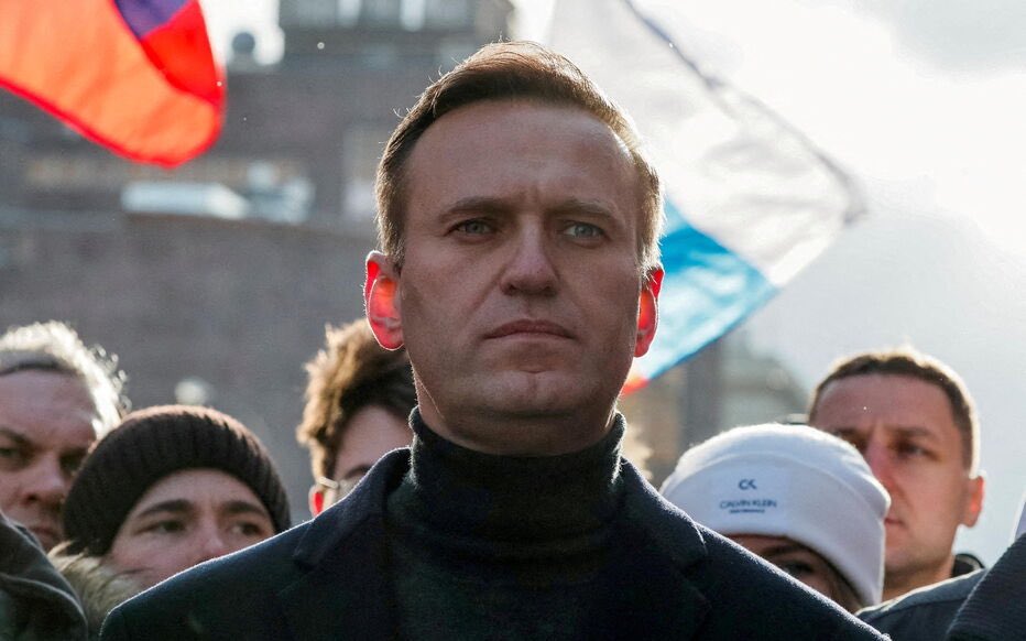 Direct_News024's tweet photo. 🔴 Alexei Navalny, l’opposant russe condamné en Russie. L’UE et l’ONU appellent à sa libération immédiate. 
Ousmane Sonko, l’opposant sénégalais condamné par le régime de Macky Sall. Silence radio de l’ONU et de l’UE. 
Ces Occidentaux ont des marionnettes qu’ils défendent. https://t.co/eA9OrwGQeN