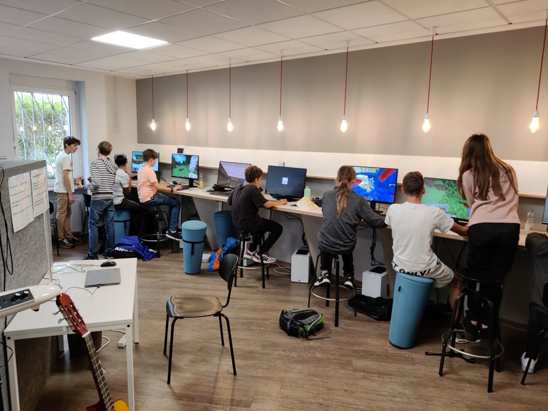 FutureSpace_KS's tweet photo. Woche zwei der MINT-Ferien war wieder vollgepackt mit spannenden Workshops und Angeboten hier im Future Space. Chilliges Arbeiten in unseren Sitzgelegenheiten, Augmented reality, Tuchfühlung mit Tieren und Pizzabacken sind nur einige der Tätigkeiten die hier möglich sind. https://t.co/k8e1YA2yuV