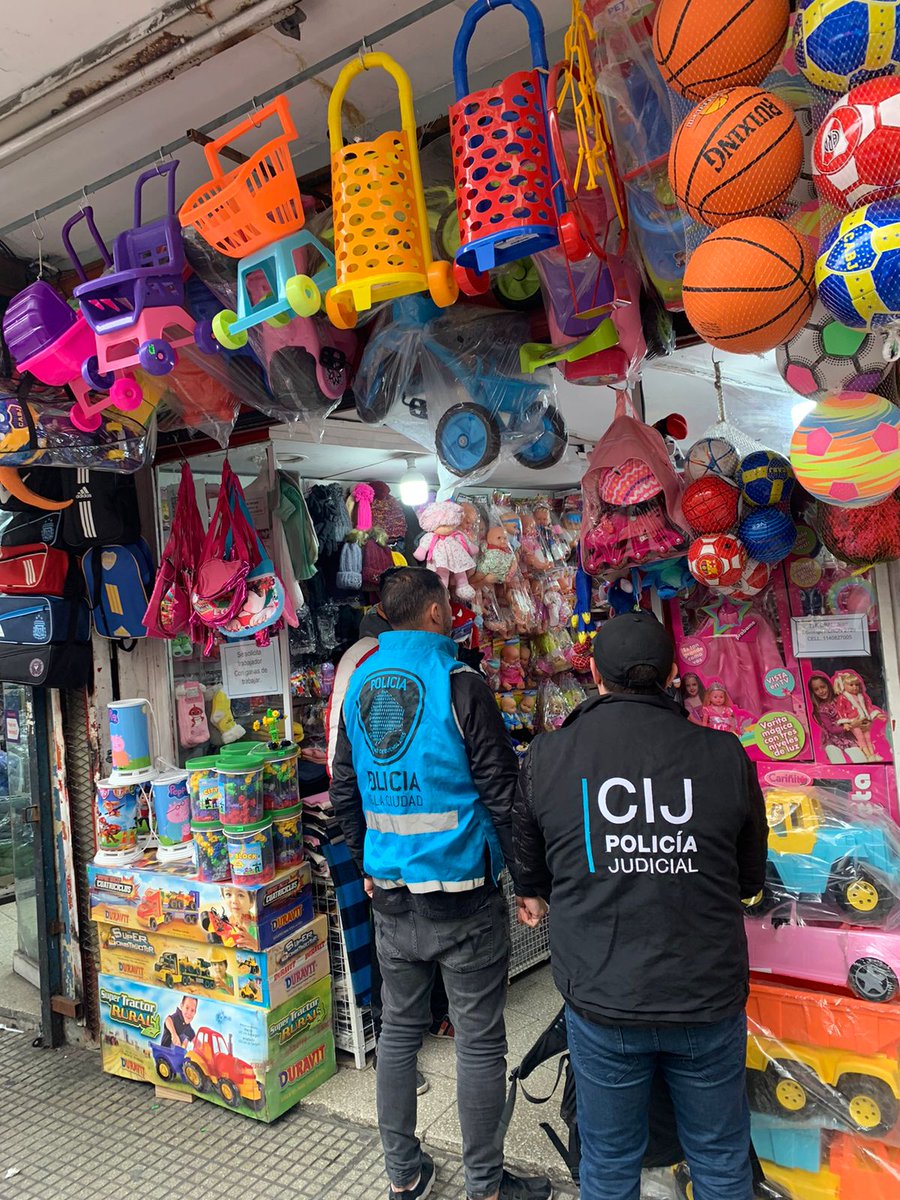 eugenioburzaco's tweet image. La @PoliciaCiudadBA incautó más de 800 juguetes apócrifos sin la regulación pertinente para su venta, un hecho que ponía en peligro la salud de nuestros niños. En la Ciudad no hay lugar para lo ilegal. Felicito a los efectivos por su compromiso para cuidar a todos los ciudadanos.