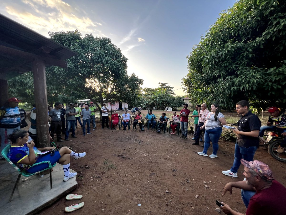 Minpescave2's tweet photo. En el Baúl, edo #Cojedes, también estamos generando propuestas y debatiendo junto al pueblo pescador respecto al proyecto de Reforma a la Ley de Pesca y Acuicultura. El proceso constituyente avanza en cada comunidad pesquera de la patria.
#GNBArmadosDePaz
@NicolasMaduro 
@Jcloyo https://t.co/o96MN4rYGn