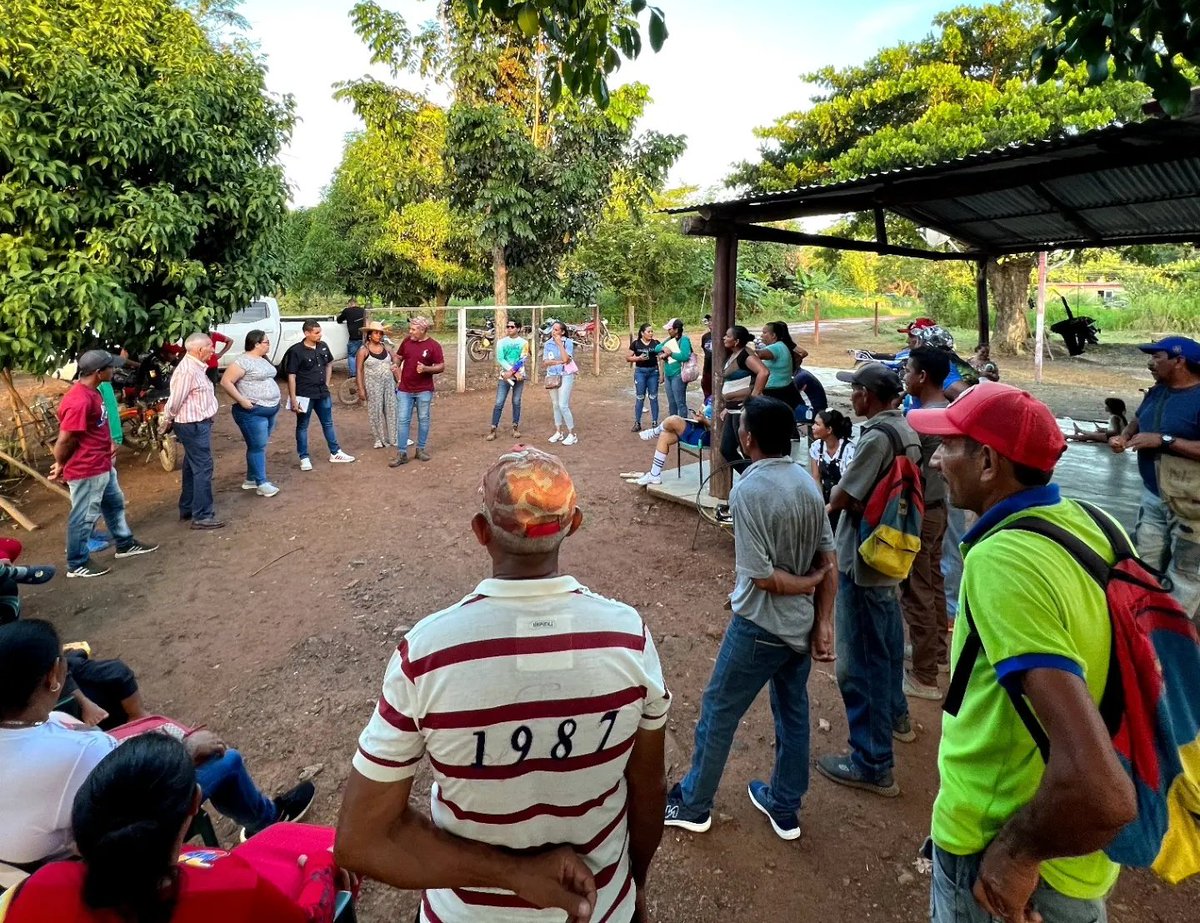 Minpescave2's tweet photo. En el Baúl, edo #Cojedes, también estamos generando propuestas y debatiendo junto al pueblo pescador respecto al proyecto de Reforma a la Ley de Pesca y Acuicultura. El proceso constituyente avanza en cada comunidad pesquera de la patria.
#GNBArmadosDePaz
@NicolasMaduro 
@Jcloyo https://t.co/o96MN4rYGn