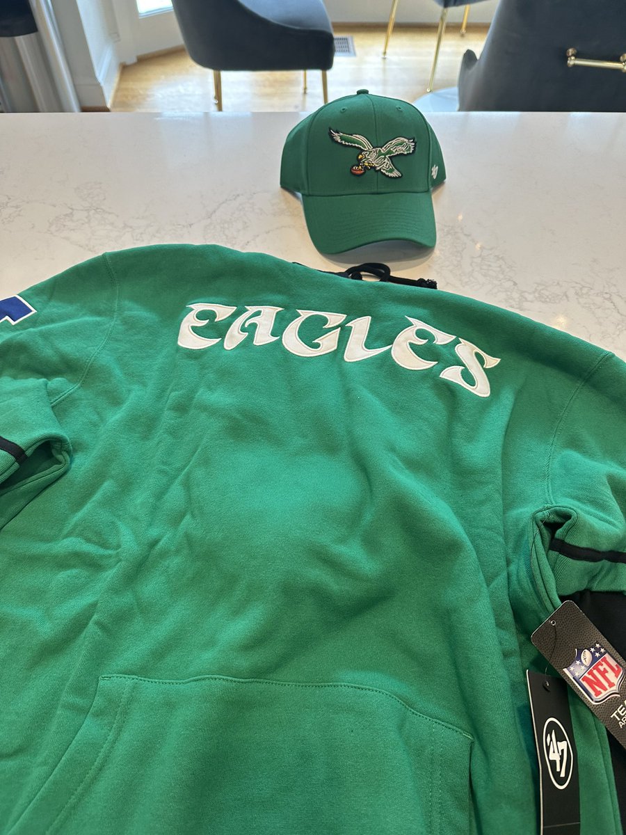 jaketapper's tweet photo. Kelly Green @Eagles Gear has arrived! https://t.co/IeHvPiZ1VF