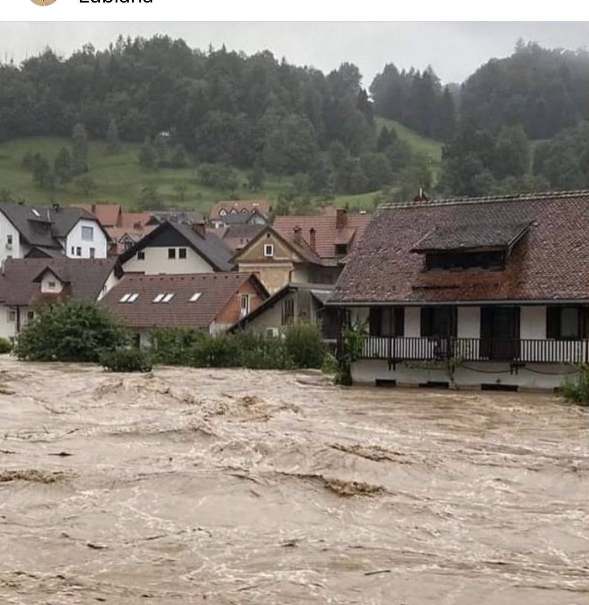 R_o_b_y___'s tweet photo. Vicino al popolo sloveno, rientrato da pochi giorni sono davvero idealmente ancora con loro. #Slovenia @SloveniaInfo @govSlovenia #climaimpazzito #maltempo https://t.co/GPztUvVrs7