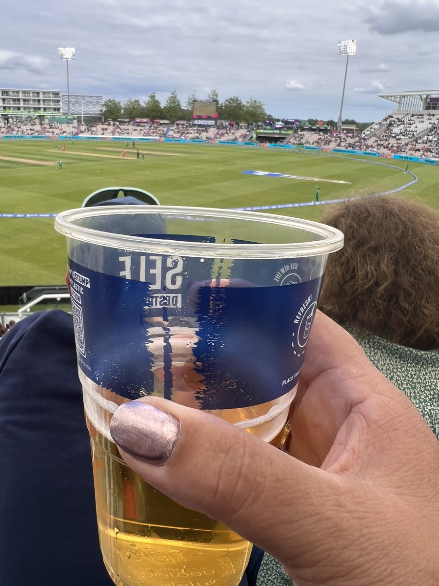 dingbiggsmum's tweet photo. Nice day for a bit of cricket #southernbrave #welshfire #TheHundred #ageasbowl https://t.co/hFPNZX8pMu