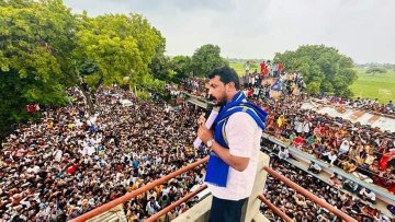 BA4Anta's tweet photo. उत्तर प्रदेश के गोरखपुर के चिल्लापुर विधानसभा क्षेत्र में एक दलित युवक की दिनदहाड़े गोली मारकर हत्या कर परिवार के साथ मारपीट की गई थी।

आज भीम आर्मी चीफ चंद्रशेखर आजाद जी ने पीड़ित परिवार से मुलाकात कर उनका दर्द साझा किया, इस दौरान भारी संख्या में लोगों का हुजूम उमड़ा । https://t.co/bwItlr4usS