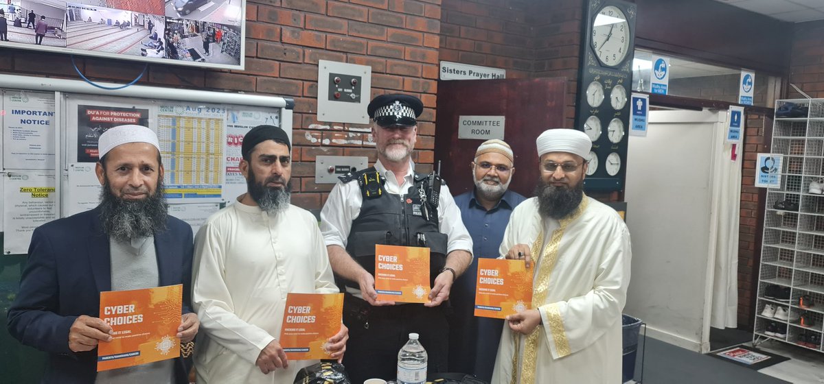 BawaSohail's tweet photo. At the Hayes Muslim Centre before Jummah Salaah (Friday Prayers), I had the pleasure of meeting the local police. It was an honor to represent Cyber Choices, and we stand united with the police and local authority. #HayesMuslimCentre #MPSHillingdon #MPSCharville #Unity https://t.co/G96RrI3ha6