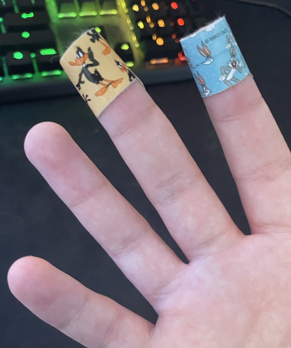 gee_ohhhhh's tweet photo. ITS OVER I BEAT ALL THE MARIO KARTS only 2/5 fingers injured https://t.co/TOBhfI7k4b