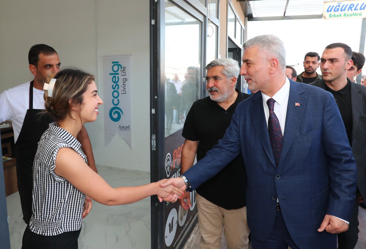 Hatay Emlak Konut Üçgedik Geçici Ticaret Alanını ziyaret ederek esnafımız ile bir araya geldik. Mevcut sıkıntılarını gidermek adına yapabileceklerimiz konusunda esnaf ve vatandaşlarımızın fikir ve görüşlerini dinledik.

Kalıcı çözümlerle buradaki yaşamı normale döndürmek için