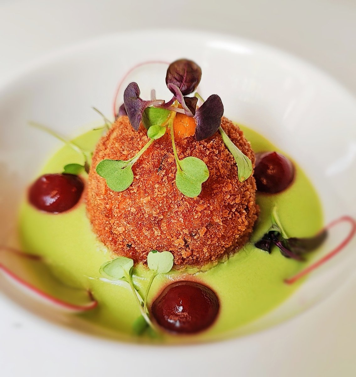 Have you tried the Summer flavours of our Keralan crab yet? New on the menu and worth a trek for a mouthful!

Introducing the gorgeous crispy crab croquette with green pea puree and mixed berry chutney👌

<a href="/VisitChis/">Visit Chislehurst</a> #Chislehurst #Bromley