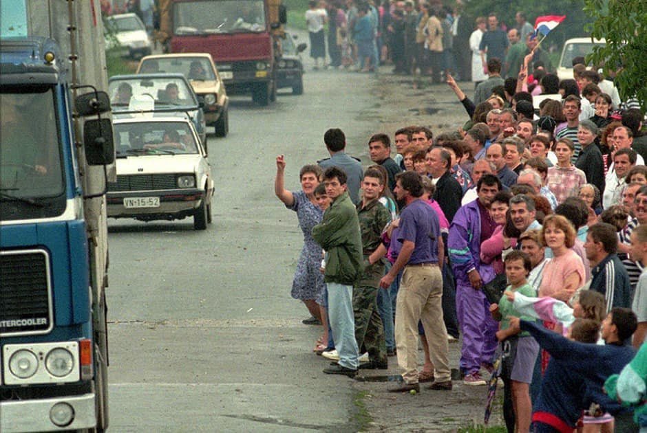 panonski_kozak's tweet photo. On this day, 28 years ago.

The people in their vehicles are ethnic Serbs fleeing their homes from the Sisak area.

The people on the right are Croat locals, their neighbours, taunting them and throwing stones at them.

Operation Storm, August 1995 https://t.co/1rvp9bz4Sc
