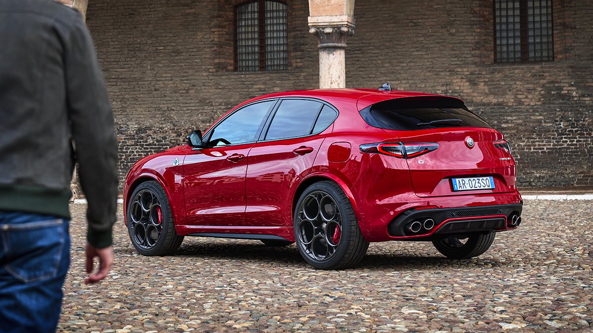 AlfaRomeoIT's tweet photo. Guidare il tuo Stelvio Quadrifoglio per le vie della città farà di te l'attrazione principale. 
#AlfaRomeo #StelvioQuadrifoglio 
https://t.co/mLc0EE7gx9 https://t.co/9ER1wQjdq0