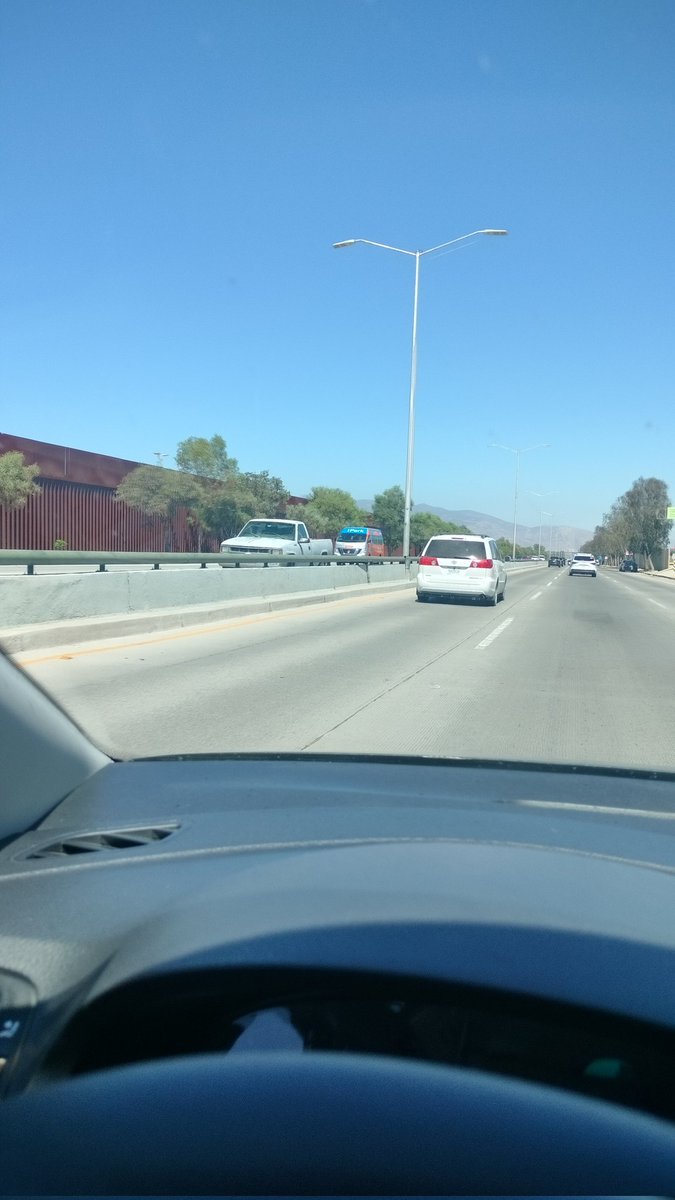 EsePincheArturo's tweet image. Buenos días, podebanda, una fotillo del muro fronterizo en Tijuana, para los que nunca han visitado donde empieza la patria.

#PoderosoPlus