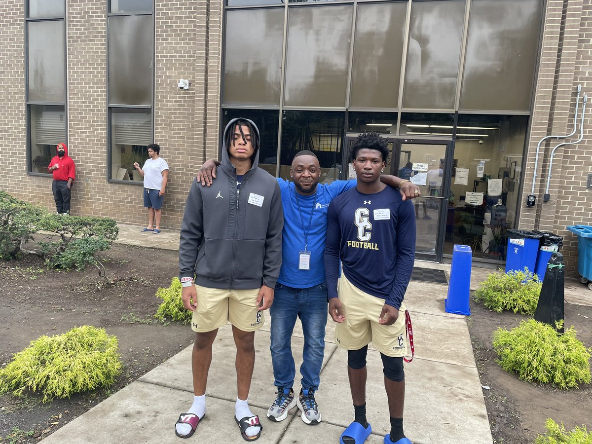 gcfootball's tweet photo. GC Football and @olgcbasketball team up to prepare and deliver lunch for 200 at the Montgomery County Men’s Shelter https://t.co/c9Ur2HEReF