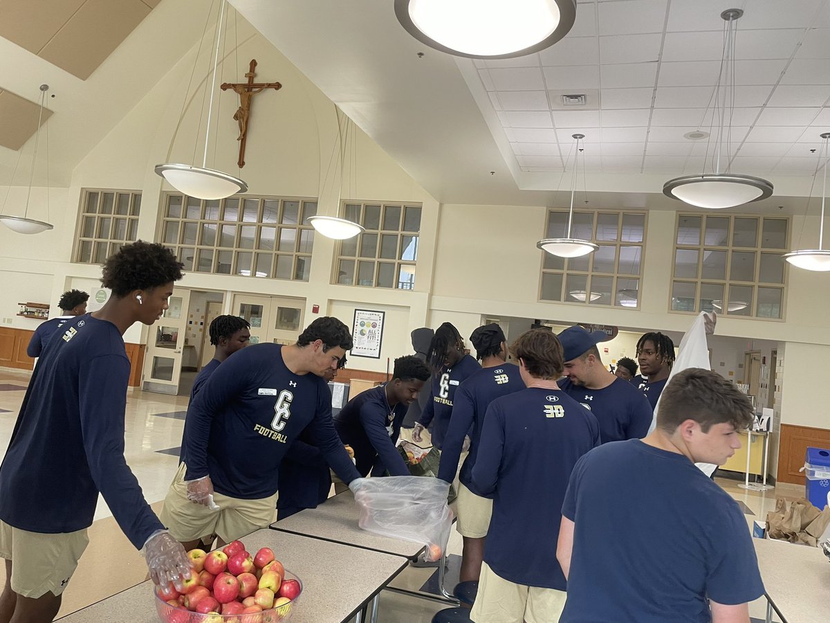 gcfootball's tweet photo. GC Football and @olgcbasketball team up to prepare and deliver lunch for 200 at the Montgomery County Men’s Shelter https://t.co/c9Ur2HEReF