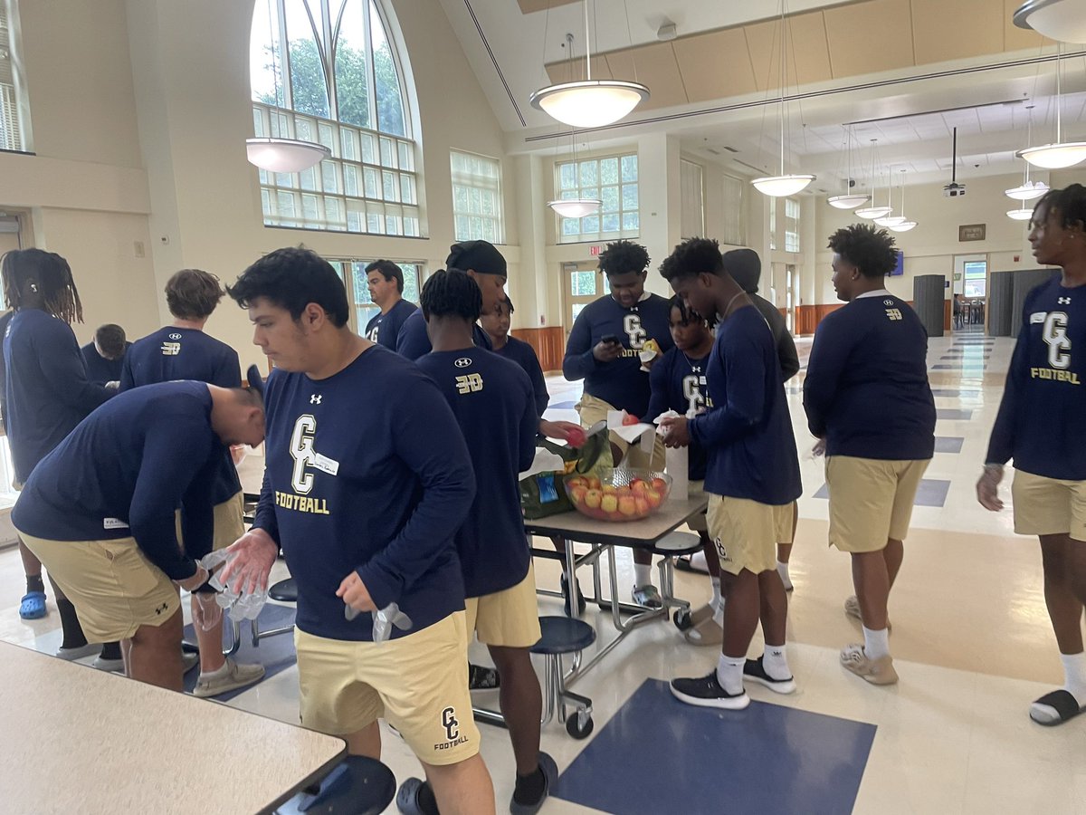 gcfootball's tweet photo. GC Football and @olgcbasketball team up to prepare and deliver lunch for 200 at the Montgomery County Men’s Shelter https://t.co/c9Ur2HEReF