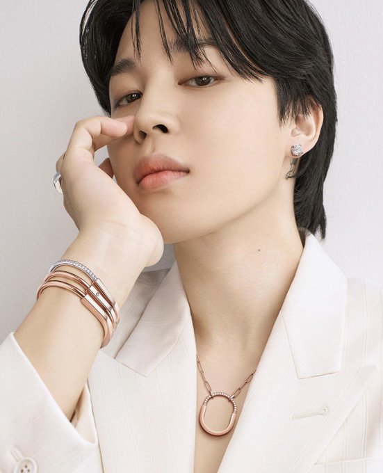 fusetv's tweet photo. FACE CARD NEVER DECLINES ✨ 

PARK JIMIN FOR TIFFANY &amp; CO
TIFFANY GLOBAL AMBASSADOR JIMIN 
#JiminXTiffanyAndCo #JIMINxTIFFANY https://t.co/owlCDIelAP