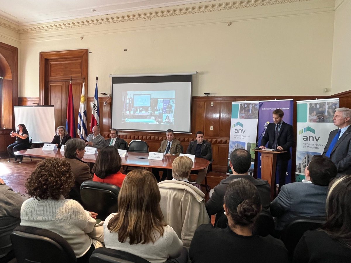 ANV_Uruguay's tweet photo. Autoridades de la @ANV_Uruguay, @Mvot_Uruguay,  @el_BID y @IDDurazno en la presentación y premiación de la empresa ganadora del llamado internacional para la construcción del primer edificio en altura de madera en Uruguay. https://t.co/xTNeN6xT81