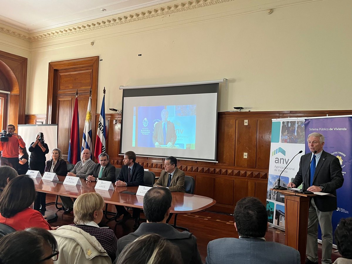 ANV_Uruguay's tweet photo. Autoridades de la @ANV_Uruguay, @Mvot_Uruguay,  @el_BID y @IDDurazno en la presentación y premiación de la empresa ganadora del llamado internacional para la construcción del primer edificio en altura de madera en Uruguay. https://t.co/xTNeN6xT81