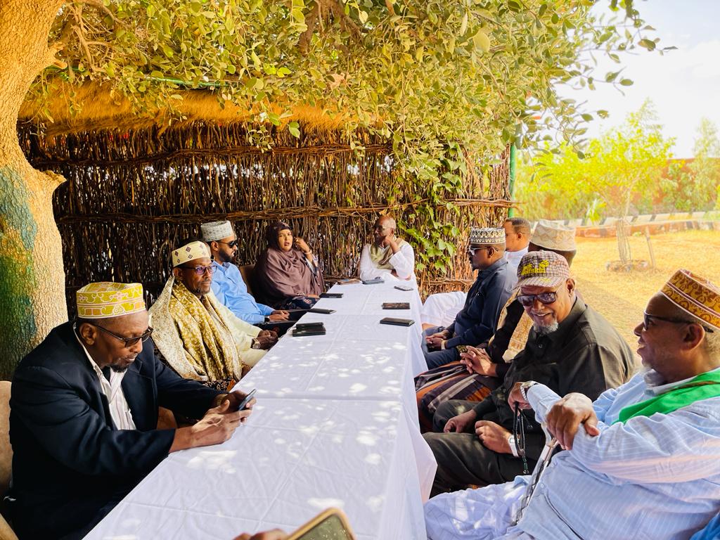 KIGSConsulting's tweet photo. The Interior Minister of Galmudug State, Abdi Mohamud Jama (Wayeel),  successfully concluded the three-day consultation meeting to liberate the Eastern District in Galmudug. The Minister highlighted the positive outcomes of the meeting. @MrQoorqoor  #Galmudug🕊️🇸🇴 https://t.co/ygkjPNHbLb
