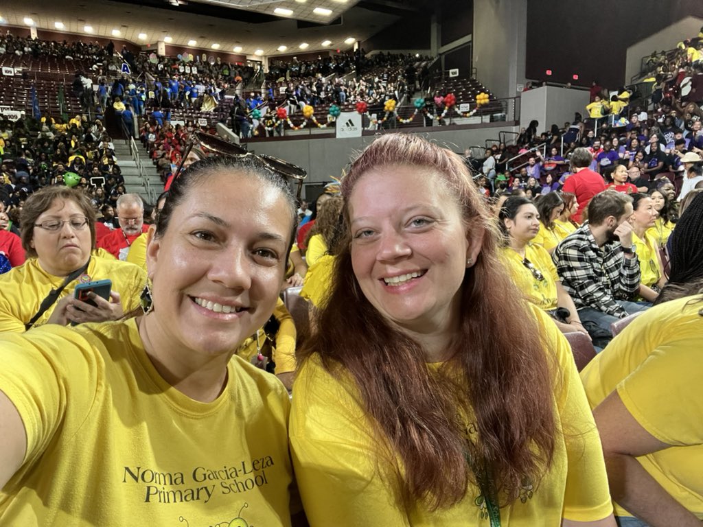 VVelez444's tweet photo. #aldineconvocation #aldinestart23 #keepshininggl
Aldine Convocation with some of my favorite people!! https://t.co/pA76wUFbBs