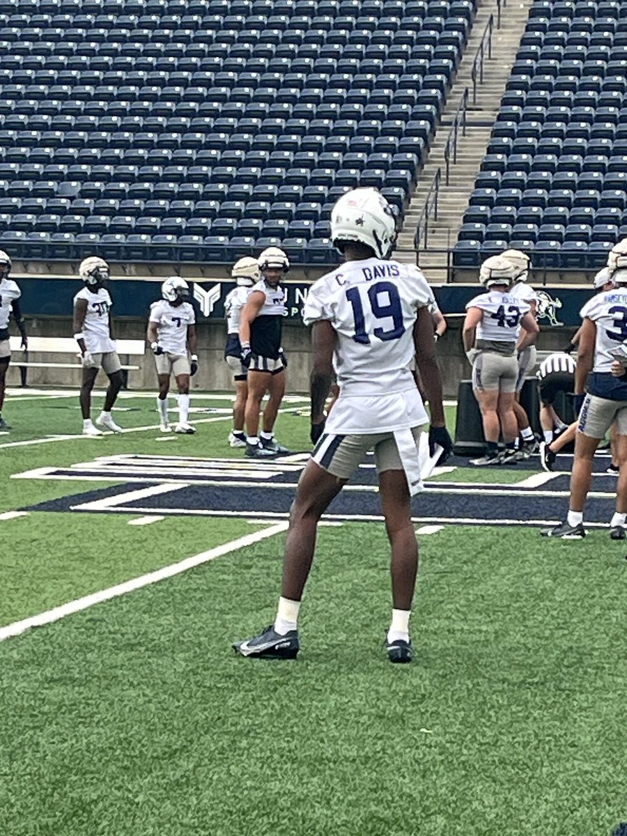 JCastilloHFC's tweet photo. Another Lobo Legend playing college football. Playmaker for sure. We are all proud of you. Thank you Utah State for recruiting Little Elm. Good luck Chase  ⁦@ChaseDavis1_⁩ ⁦@LEISDAthletics⁩ ⁦@leisd⁩ https://t.co/dsJ7KlP6aK