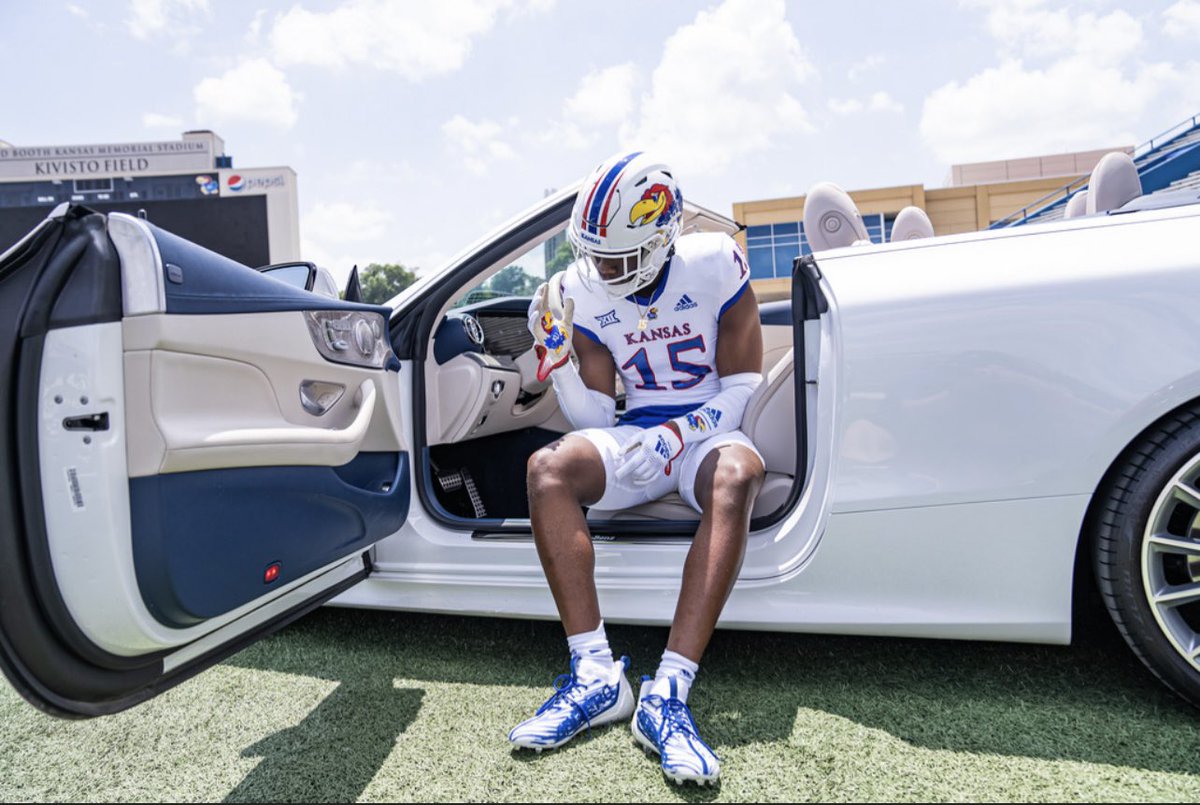 DeshawnWarner15's tweet photo. blessed to see 17🧡🖤❤️💙 https://t.co/LxV9JViw7x