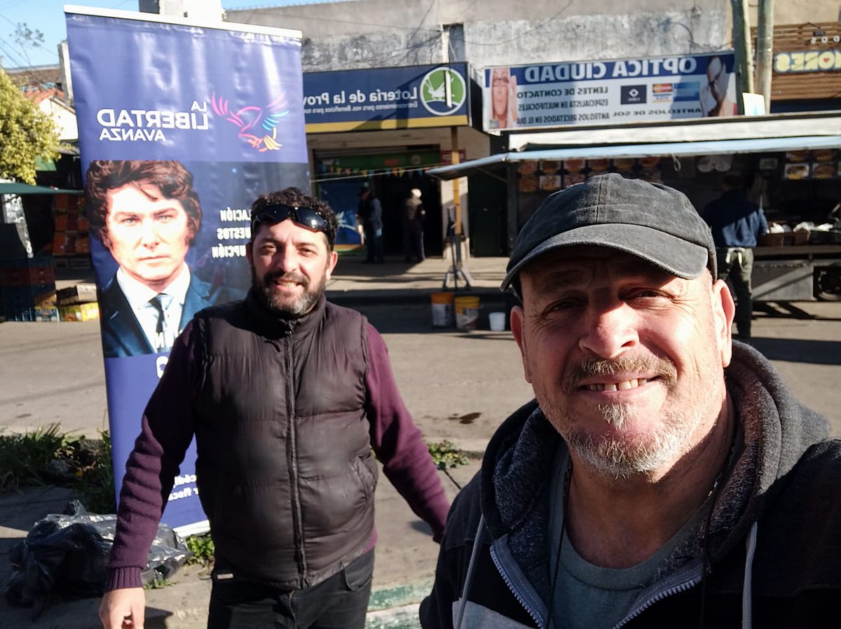 En Clayopole #LLA <a href="/JMilei/">Javier Milei</a> presidente <a href="/CarolinaPiparo/">Carolina Piparo</a> gobernadora <a href="/CelesteEmilse/">Emilse Celeste</a> intendente. Lista 135A
#VLLC