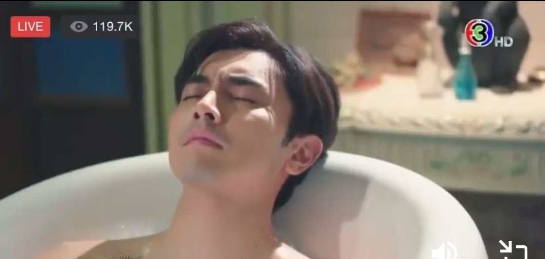 nalunrach30's tweet photo. ลงอ่างแบบเศร้าๆๆ แยกไม่ออกว่าคนไหนนายพีทคนไหนหมอภาส😒😒  #กรงดอกสร้อยep7 #pon_nawasch https://t.co/cj5BNKKgWs