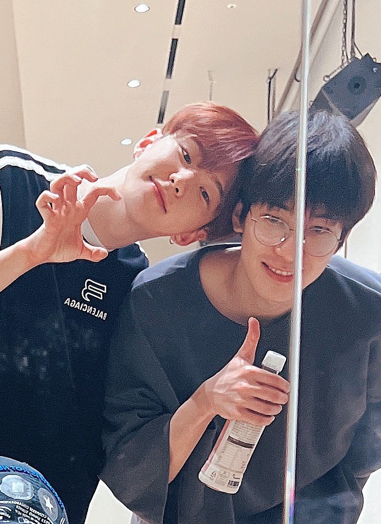 soonwoo_log's tweet photo. yes 🤪 soonwoo happened today, everybody say thank you to dk 🤸🤸🤸 

#원홋 #호시 #원우 💛💜 https://t.co/ooiF7fQg6x