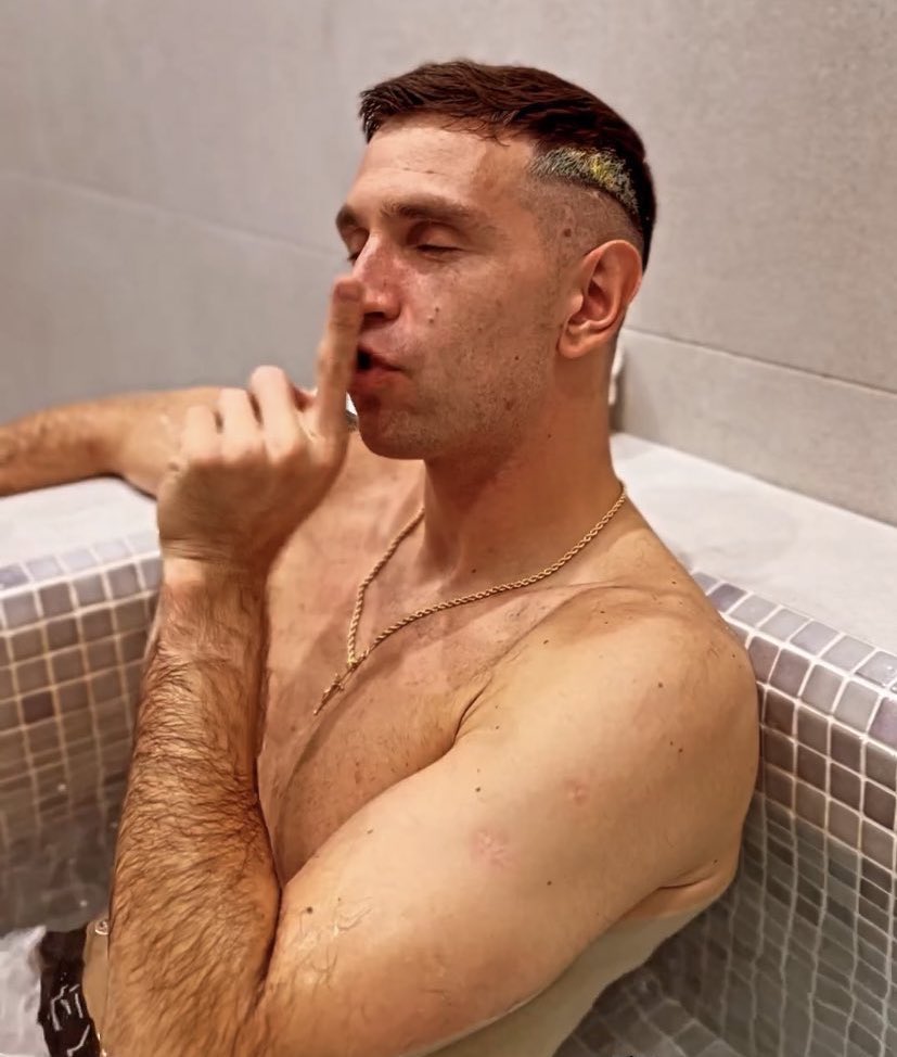 “¿La ley anti Dibu? Me encantó porque siempre buscan alguna excusa para que el que patea meta el gol. Me da igual, ya somos campeones de todo. La hicieron tarde”

Dibu Martínez en <a href="/UrbanaPlayFM/">Urbana Play 104.3 FM</a>. 🇦🇷