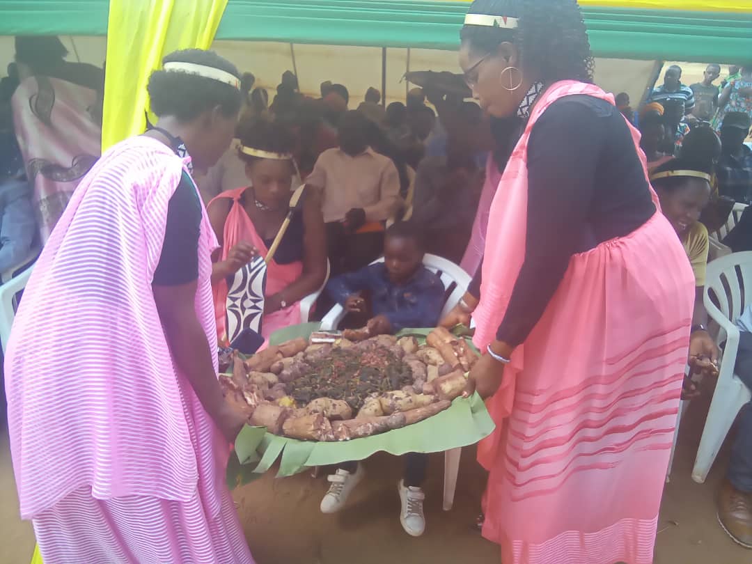 SectorNasho's tweet photo. @SectorNasho hakozwe igikorwa CYO kwizihiza umunsi mukuru w'Umuganura abaturage babyinnye, bavuga imivugo, ibisakuzo, banywa no ku ntango @JanviereMukand4 @KireheDistrict @RwandaEast @NzirabatinyaMo4 @rangira @IntekoyUmuco  @RwandaLocalGov https://t.co/2WuVqCR4DC