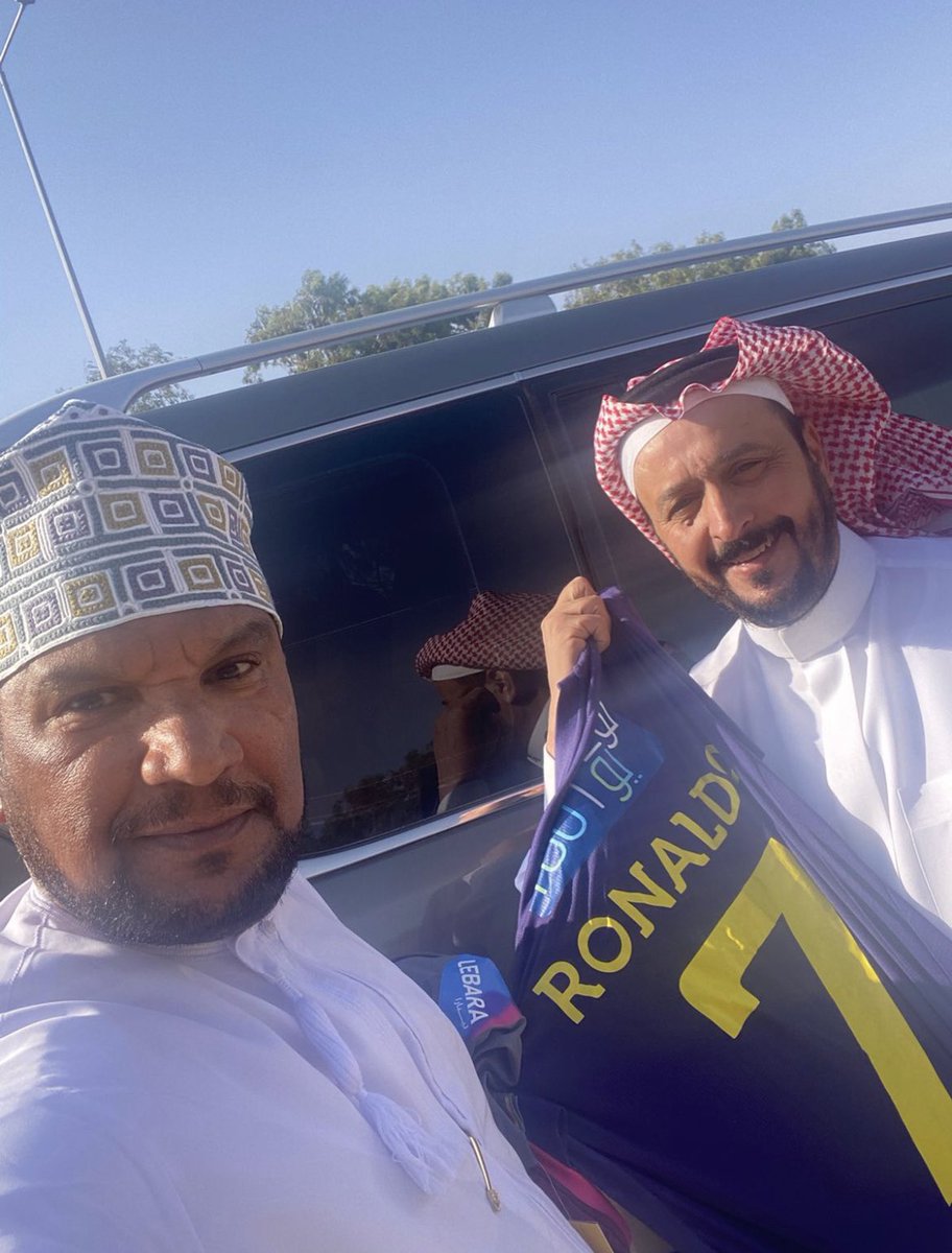 مع العالمي أينما رحل المشجع العماني الوفي عبدالله النهاشي  💛💙🇴🇲