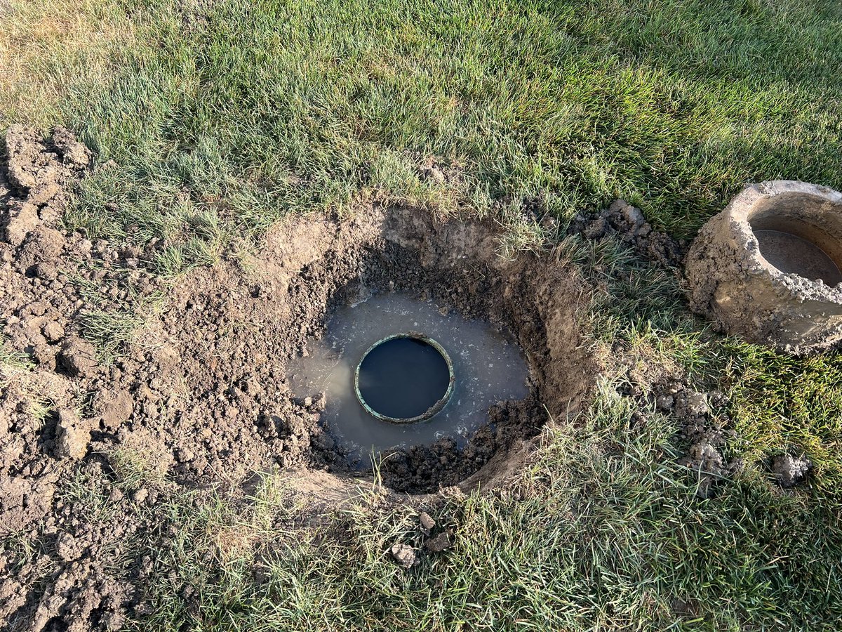 TrentShrock's tweet photo. Sometimes I think indoor plumbing is overrated. #dontflush #itsfull #shittyfriday https://t.co/uPWhW7E7ow