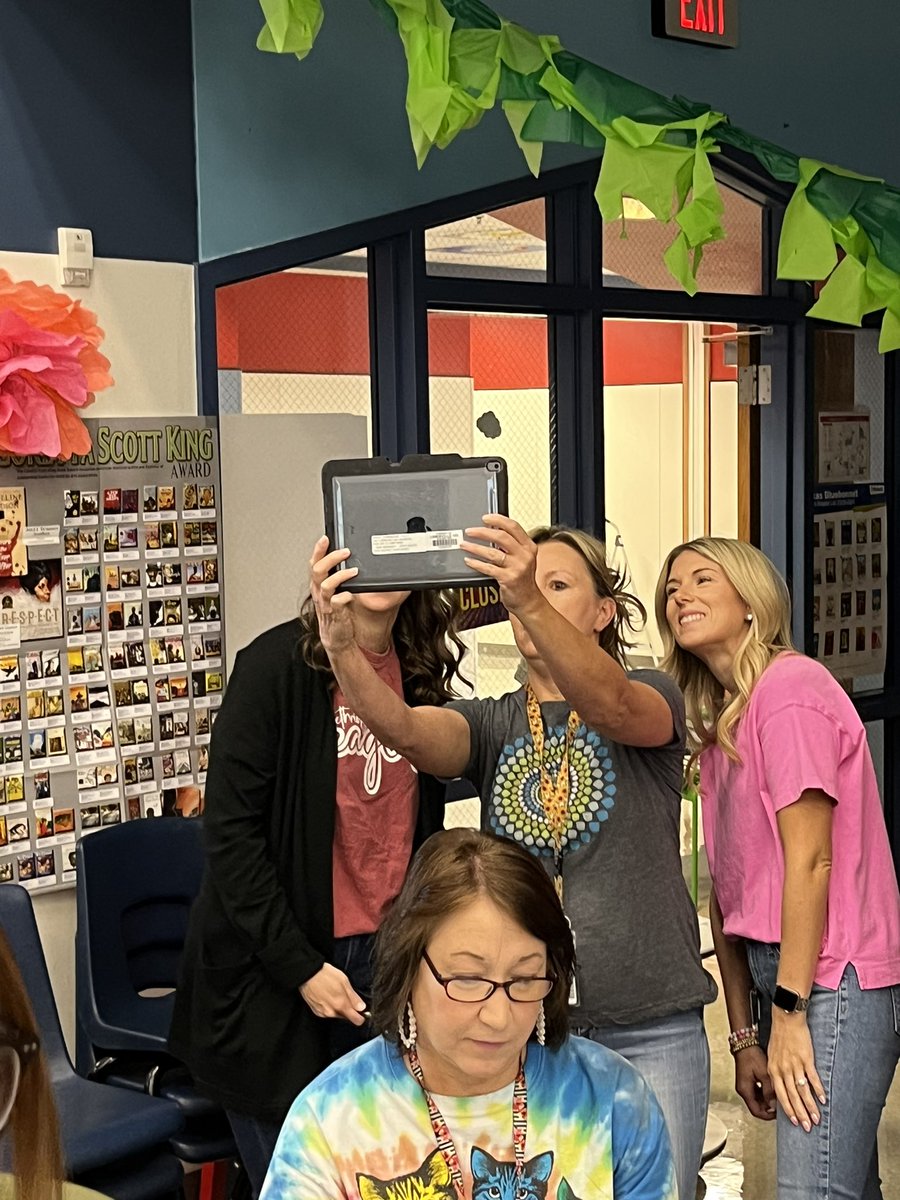 EthridgeES's tweet image. Learning how to use technology to engage students in the classroom!  #handsonlearning #wildaboutlearning #LISDBeTheOne