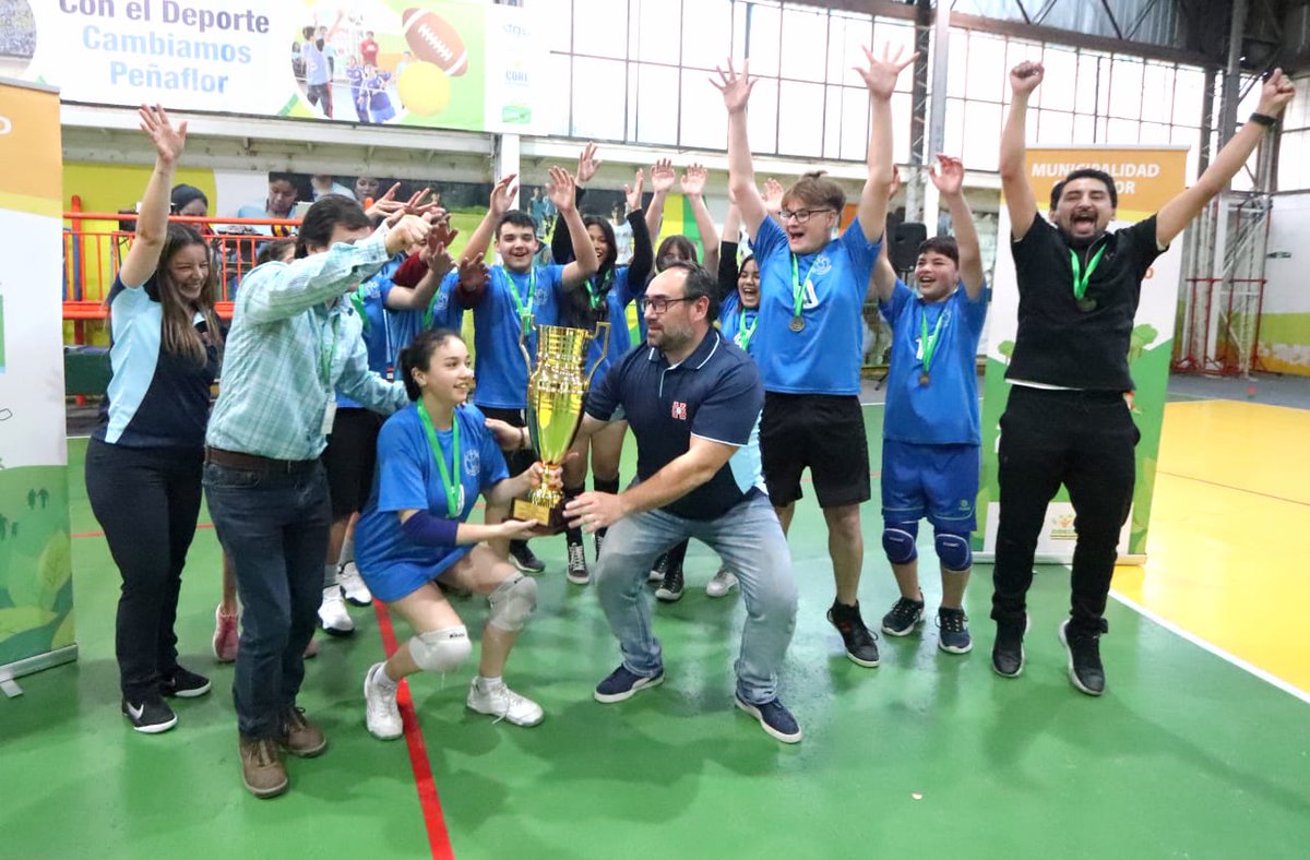 MuniPenaflor's tweet photo. ‼️Felicidades al Colegio Niño Dios d Malloco ‼️ q ayer se coronó campeón 🏆 d #TorneoDeVóleibol #Escolar 🤾🤾‍♀️ en la Cat Básica Mixta, en el marco de las Competencias Dep Escolares 2023. 
El 2°  Lugar lo obtuvo el Colegio Garden School 🥈 y el 3° el Colegio Augusto D'Halmar 🥉. https://t.co/IEqu7dj2GU
