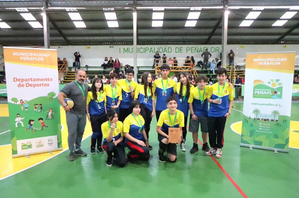 MuniPenaflor's tweet photo. ‼️Felicidades al Colegio Niño Dios d Malloco ‼️ q ayer se coronó campeón 🏆 d #TorneoDeVóleibol #Escolar 🤾🤾‍♀️ en la Cat Básica Mixta, en el marco de las Competencias Dep Escolares 2023. 
El 2°  Lugar lo obtuvo el Colegio Garden School 🥈 y el 3° el Colegio Augusto D'Halmar 🥉. https://t.co/IEqu7dj2GU