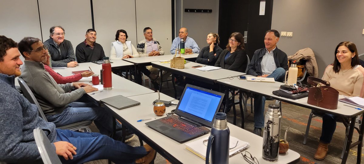 GFResiliente's tweet photo. 4 de agosto: Reunión del Grupo Motor de @GFResiliente. Directivos de las SFR y el equipo técnico del proyecto evaluamos las jornadas de difusión de otoño. Participan Andrea Ruggia y Verónica Aguerre de @INIA_UY, y los técnicos de @INAC_Uruguay Inés Invernizzi y Rafael Sarno. https://t.co/bA1bM7XrlO