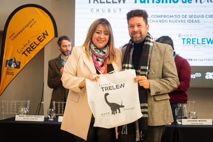 🔹Antes de iniciar la jornada, la Concejala y Vicepresidenta del  EnTreTur, <a href="/LorenaAlcala/">Lorena Alcalá</a>, hizo entrega de la Declaración de Interés Municipal, Académico y Turístico del encuentro al Presidente del EnTreTur <a href="/MiguelRamosTw/">Miguel Ramos</a>.
(+)