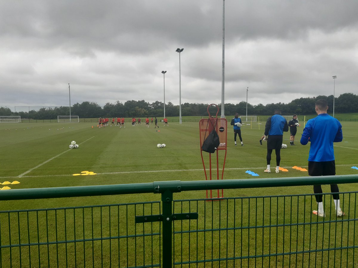 johanrigaud's tweet photo. Entraînement de veille de match amical contre Wolverhampton pour les Rennais sur les terrains Alan Shearer et Michael Owen à Saint-George's Park https://t.co/lGXj4k8O1y
